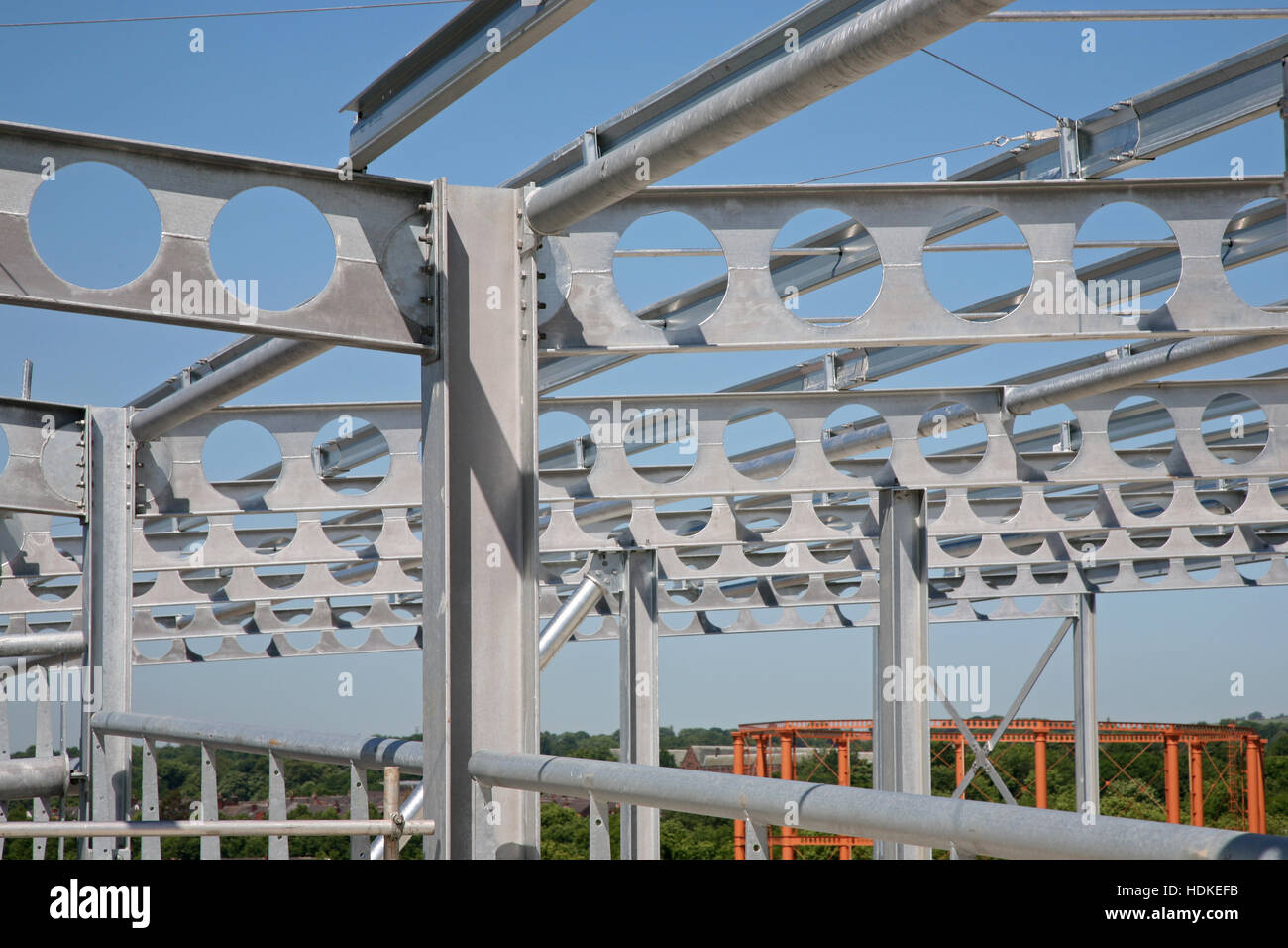 Baustelle mit PCC-Plank, Deck, strukturellen Stahlrahmen und Kronenmutter Balken auf einem mutistory Parkplatz Entwicklung in Bolton, England, Großbritannien Stockfoto