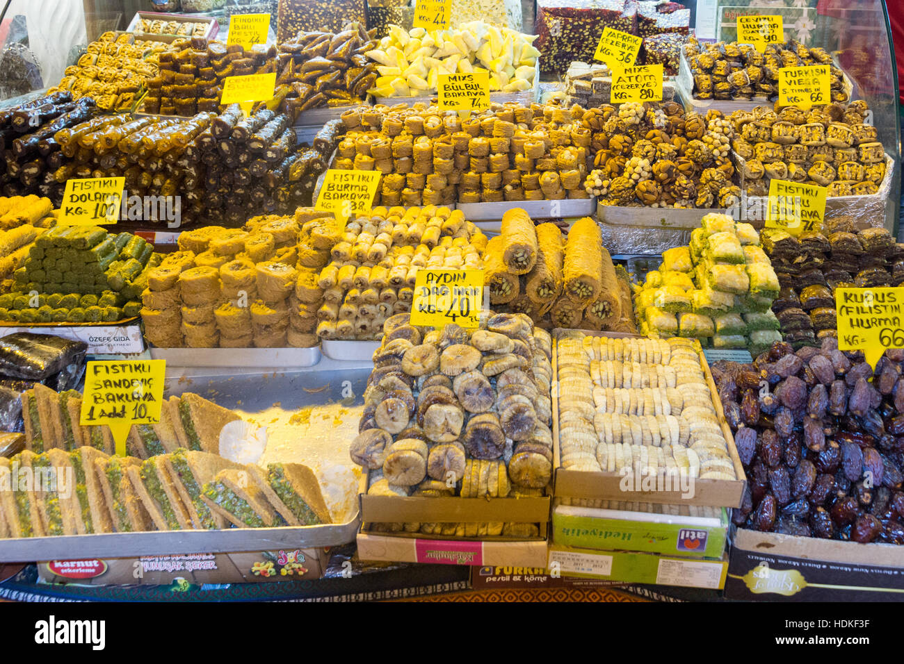 Getrocknete Früchte, Tee und Gewürze in der Gewürzbasar, Istanbul, Türkei Stockfoto