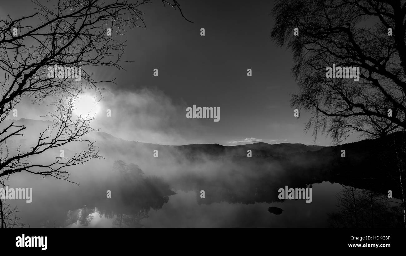 Sonnenaufgang Morgen Nebel Loch schwarz-weiß Geheimnis Stockfoto
