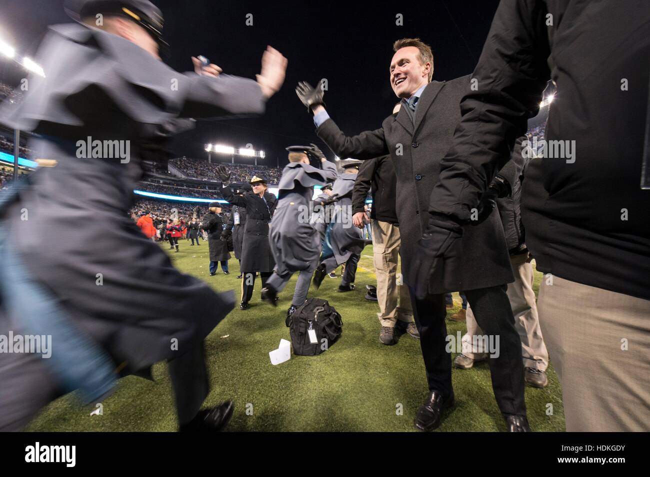 US-Außenministerin der Armee Eric Fanning, feiert grüßt Kadetten der US Military Academy in West Point vor dem Start des 117. Army Navy Fußballspiels M & T Bank Stadium 10. Dezember 2016 in Baltimore, Maryland. Armee besiegte die U.S. Naval Academy 21-17 schnappen ihre 14-jährigen Durststrecke. Stockfoto