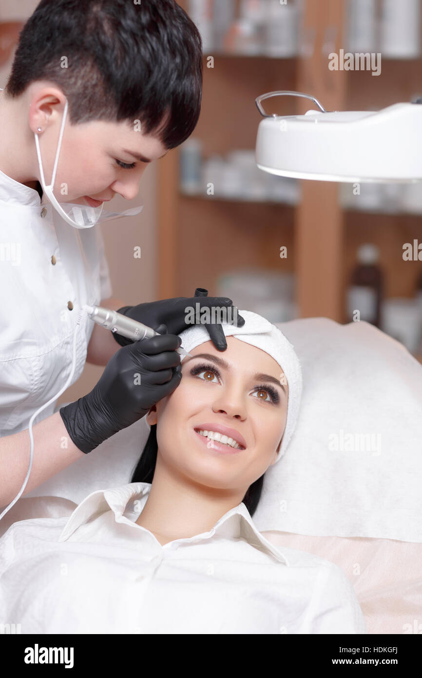 Kosmetikerin Anwendung permanent Make-up auf Augenbrauen-Augenbrauen Tätowierung Stockfoto