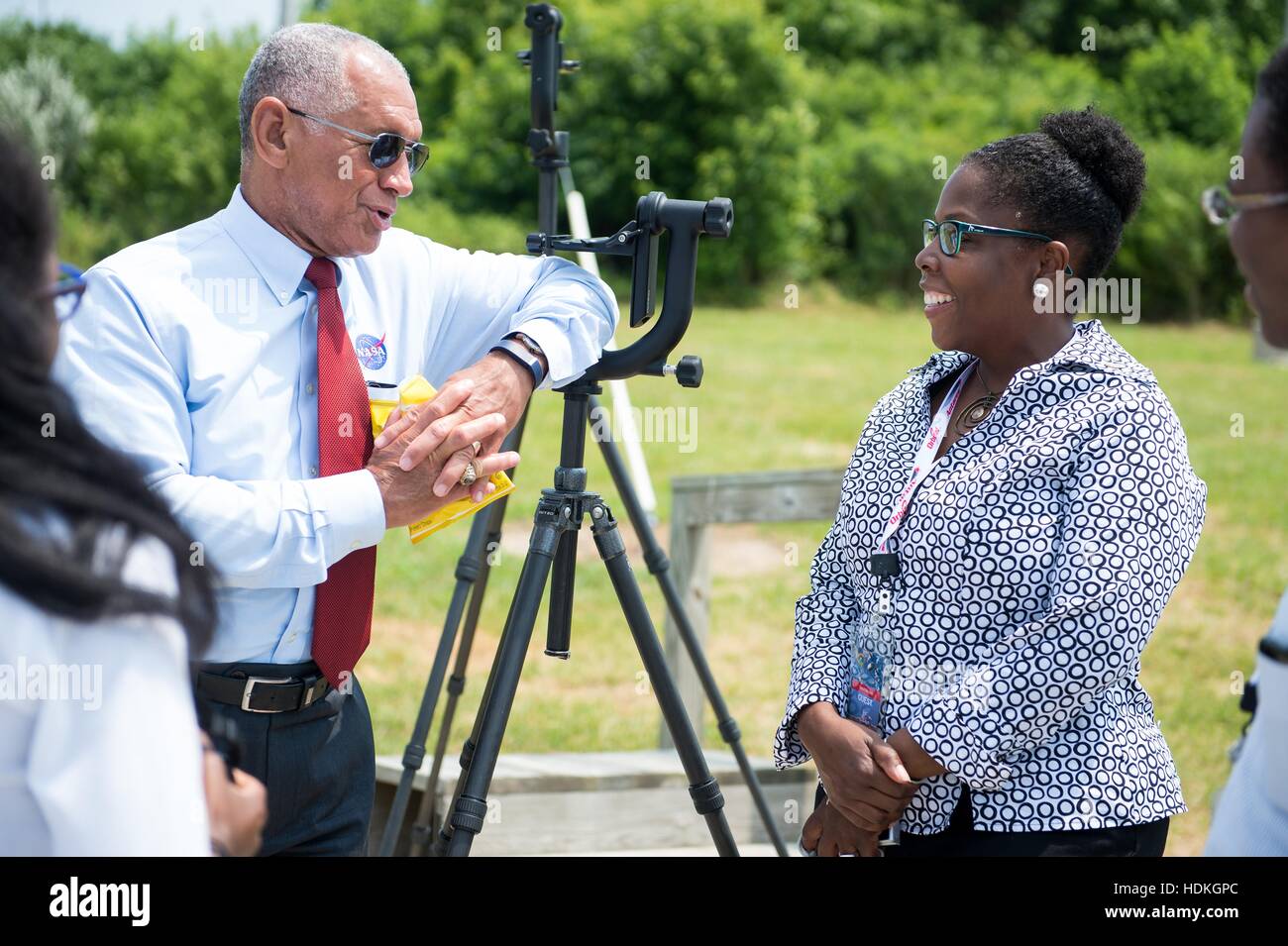 NASA-Administrator Charles Bolden spricht mit dem Commonwealth von Virginia stellvertretender Sekretär des Verwaltung Gina Burgin an der Orbital Sciences Corporation Antares Rakete und Cygnus Fracht Raumschiff Orbital-2 Mission starten bei der Wallops Flight Facility 13. Juli 2014 in Chincoteague Island, Virginia. Stockfoto