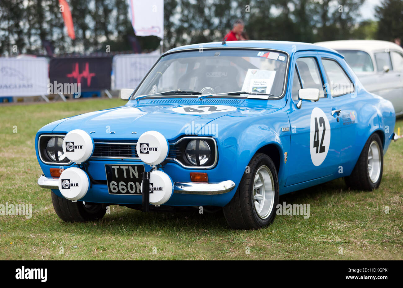 Eine 1974, blau, Ford Escort RS2000 Mk1 auf statische Anzeige im 2016 Silverstone Classic. Stockfoto