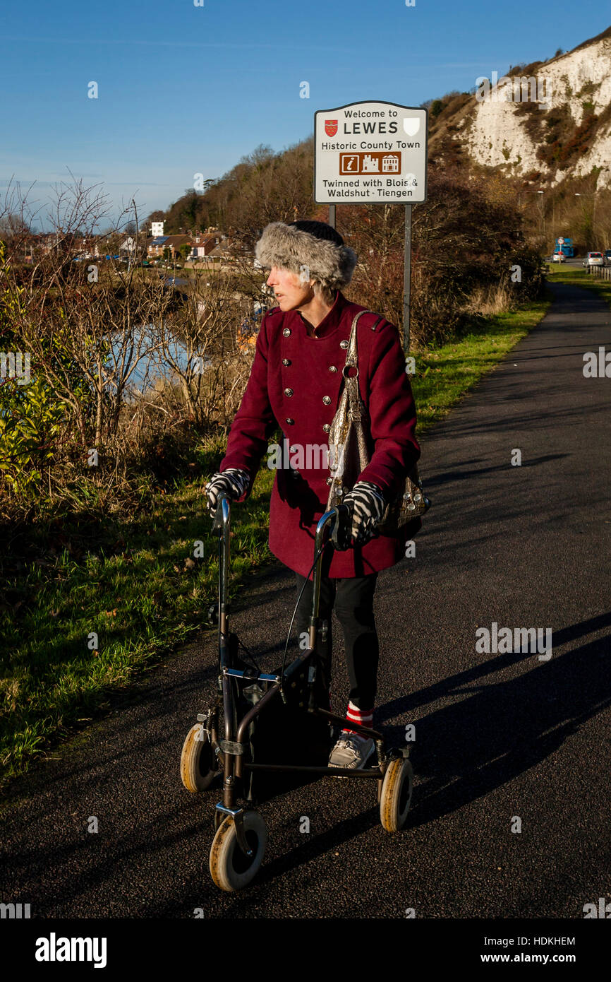 Eine ältere behinderte Frau, die mit ihrem Rollator, Lewes, Sussex, UK Stockfoto