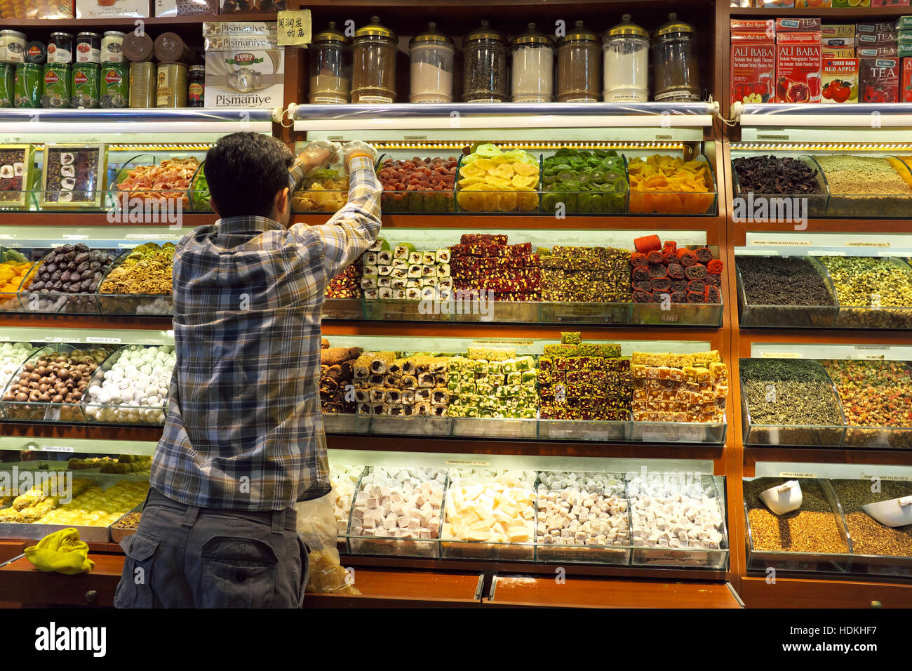 Ein Array von Turkish Delight Süßigkeiten werden in diesem Stall auf dem Basar von Istanbul angezeigt.  Kodachrome aufgenommen. Stockfoto