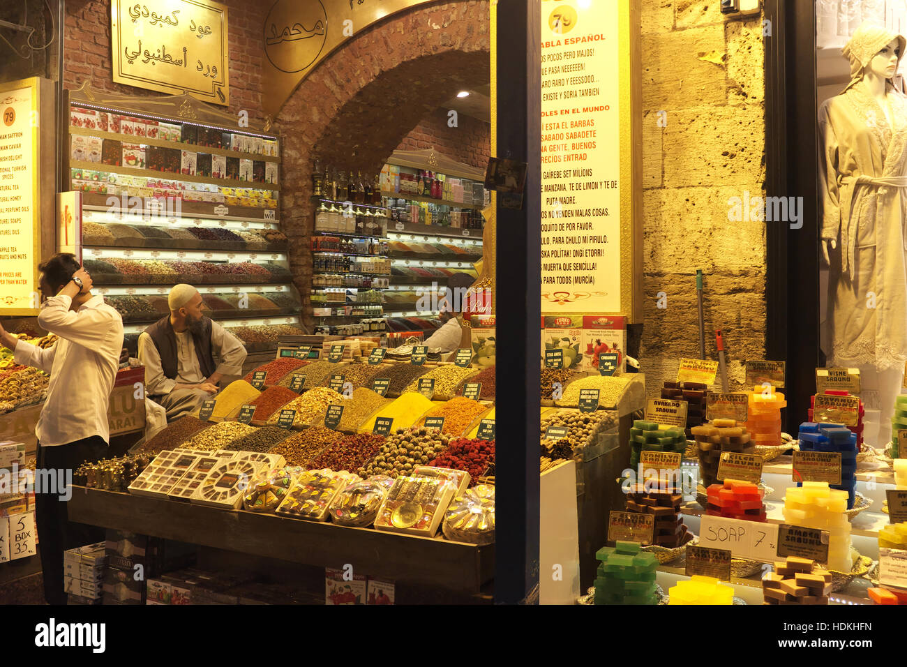 Verkäufer bei Gewürz stall auf dem Basar von Istanbul. Stockfoto