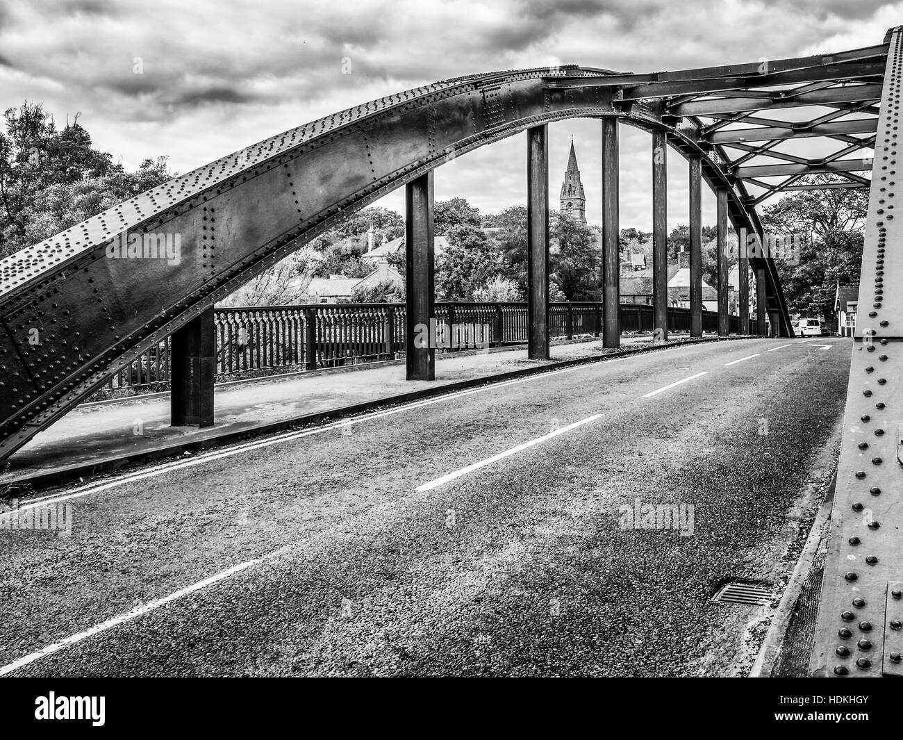 Die Eisenbrücke am Ruswarp in Yorkshire in Schwarzweiß wiedergegeben, markieren Sie die große genietete Struktur bis zum maximum Stockfoto