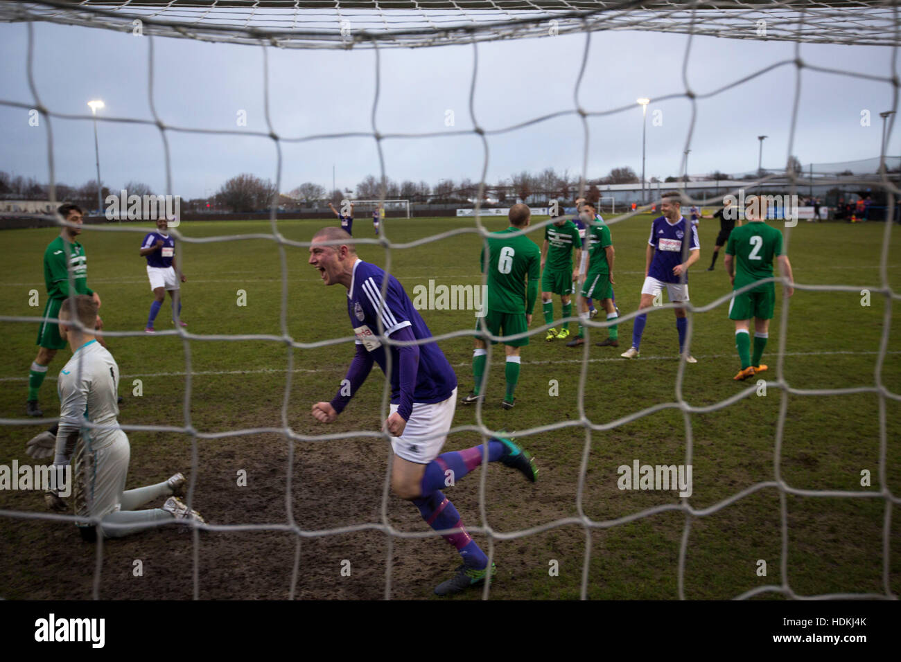 Hause Spieler feiern ihren zweiten Spielziel im Stadium Delta Taxis, Bootle, Merseyside als Stadt Liverpool Holker Old Boys in einem North West Counties League Division 1 Spiel gehostet. Gegründet im Jahr 2015, und mit dem Ziel, sein premier-League-Club in Liverpool, Stadt wurden in der Liga zu Beginn der Saison 2016 / 17 aufgenommen und waren mit Bootle FC Boden für Heimspiele. Ein 6: 1-Sieg über ihre Besucher nahmen "Purps" an die Spitze der Division in einem Match von 483 Zuschauern beobachtet. Stockfoto