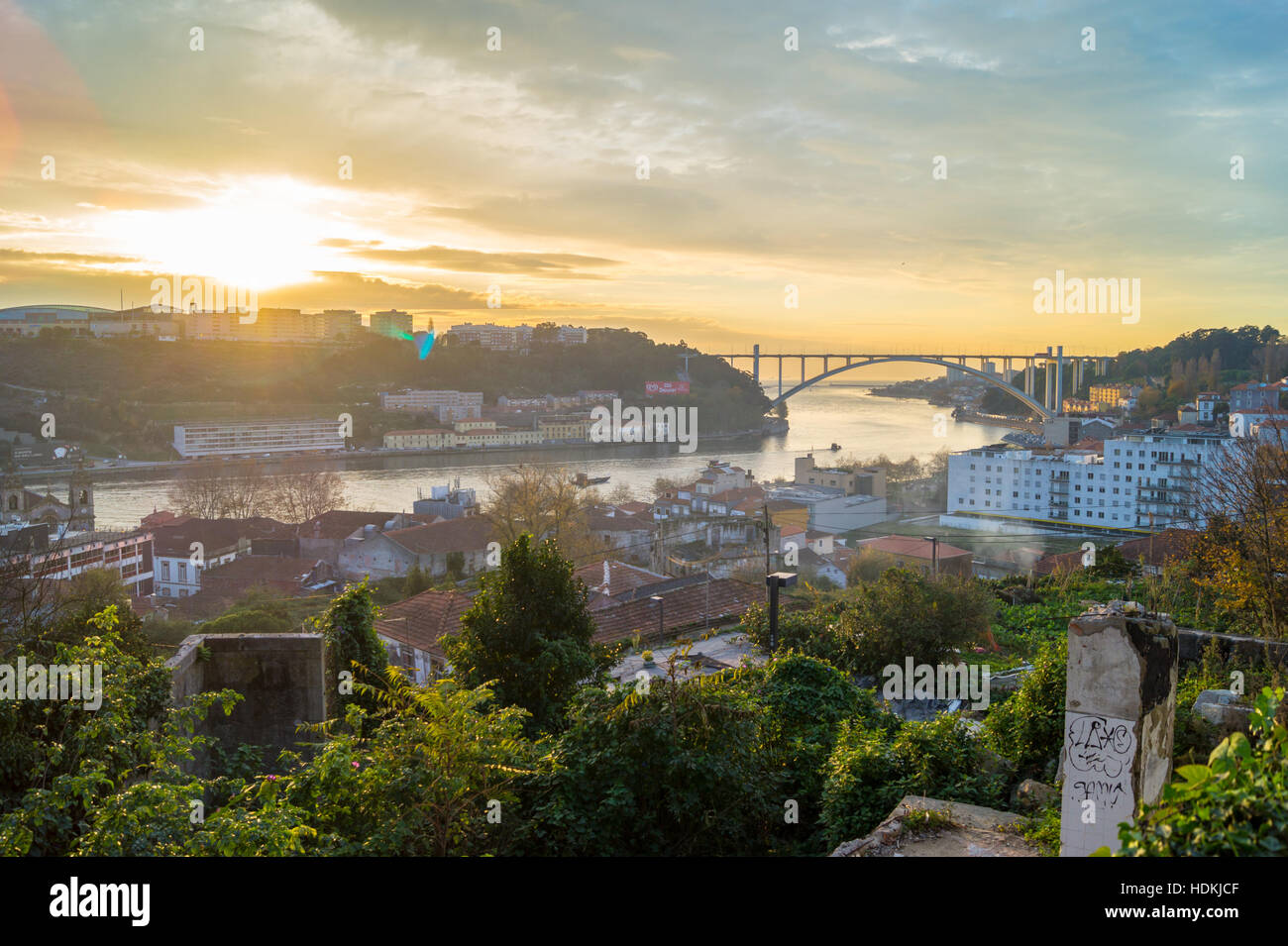 Porto-Vila Nova de Gaia Arrábida Brücke, 1963, von Edgar Cardoso und Inácio Peres Fernandes, am Fluss Douro gesehen von Massarelos, Porto, Portugal Stockfoto