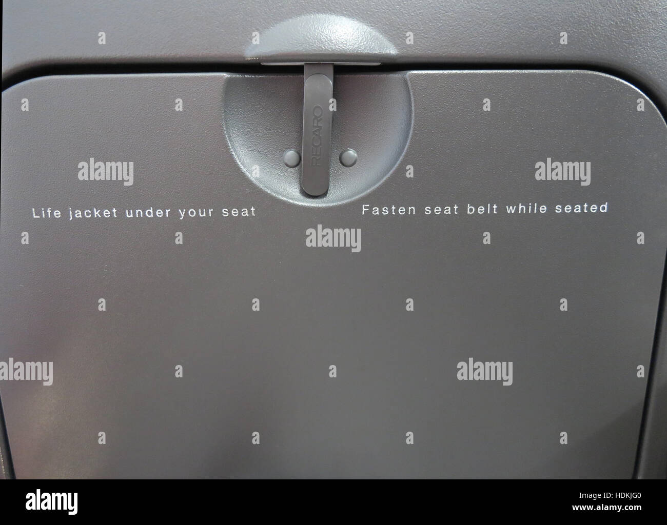 Ziehen Sie das Tablett auf der Rückseite eines kommerziellen easyJet-Airbus-Sitzes nach unten Stockfoto