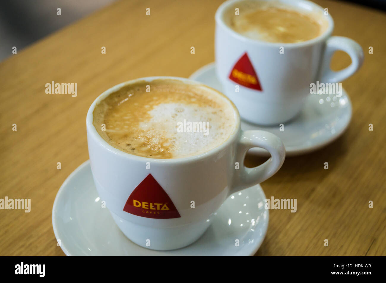 Tassen von Delta Meia de Leite (Kaffee mit Milch), Porto (Oporto), Portugal Stockfoto
