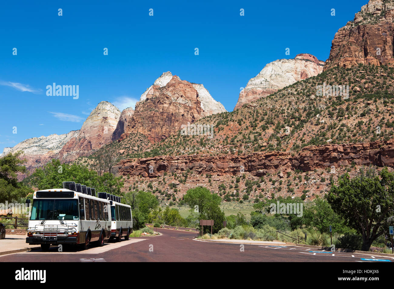 Shuttle-Busse warten, um Touristen im Zion Nationalpark, Utah, USA abholen. Stockfoto