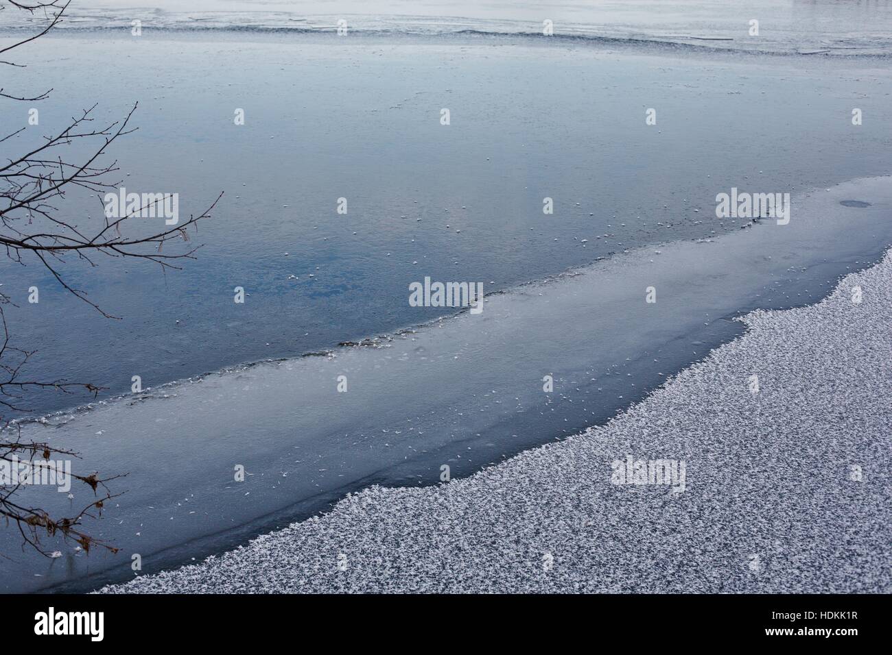 Eisschichten an einem See im Winter. Stockfoto