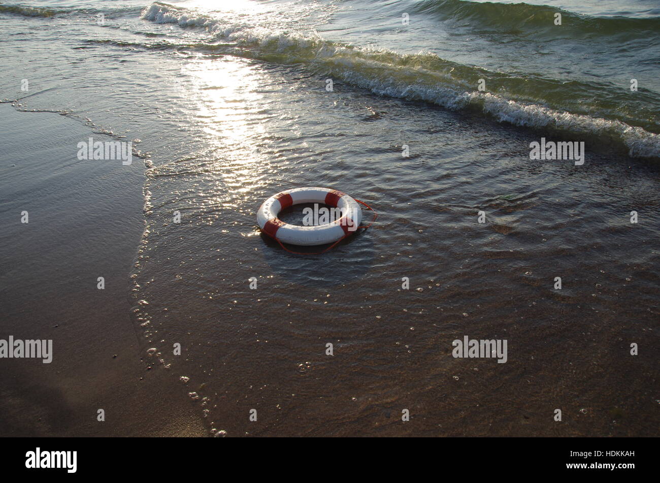 rote und weiße Rettung Rad auf einem Meer Hintergrund Stockfoto