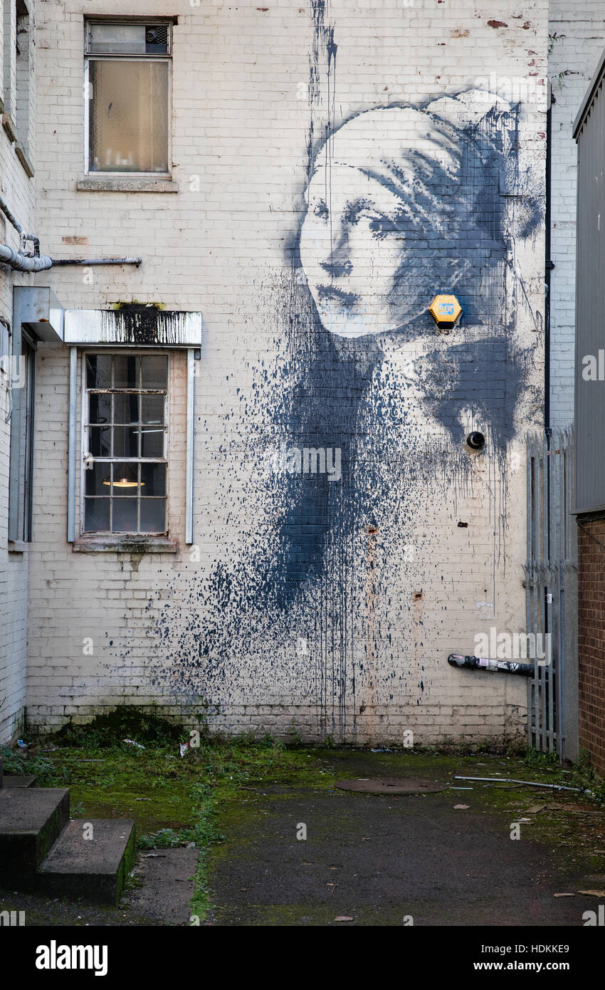 Mädchen mit einer gepiercte Trommelfell - ein Kunstwerk basiert auf eine Alarmanlage des Künstlers Banksy an der Wand von einer Gasse in Bristol UK Stockfoto