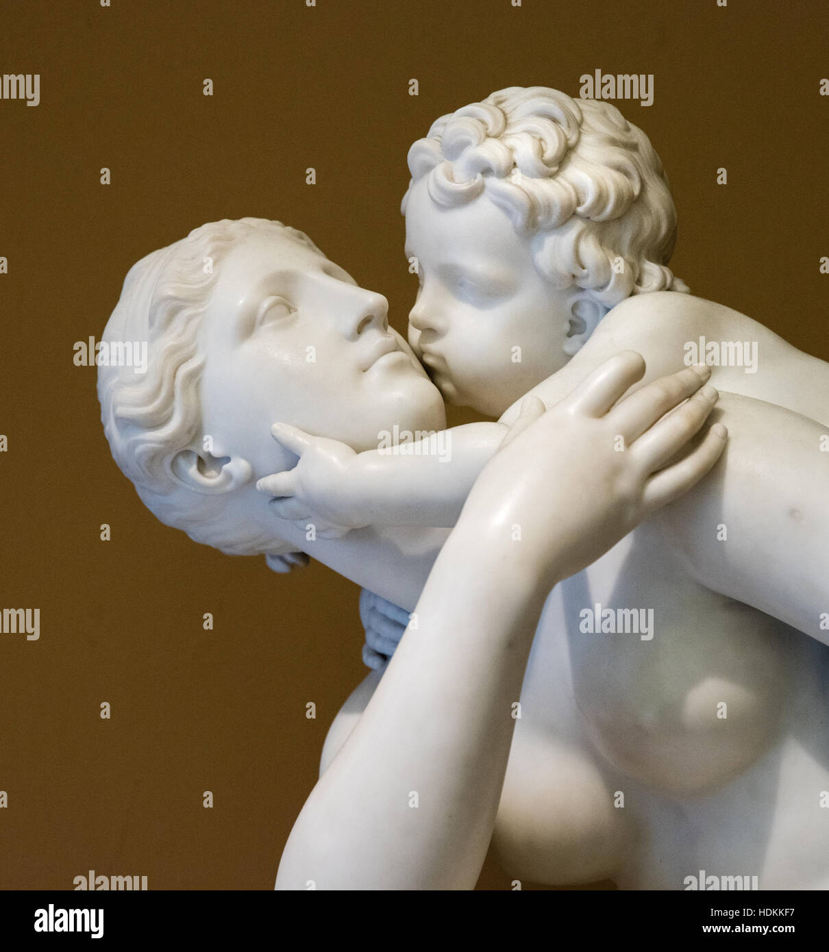 Weiße Marmorskulptur von Mutter und Kind idealisieren die Freude und Zärtlichkeit der Mutterschaft - Victoria und Albert Museum London Stockfoto