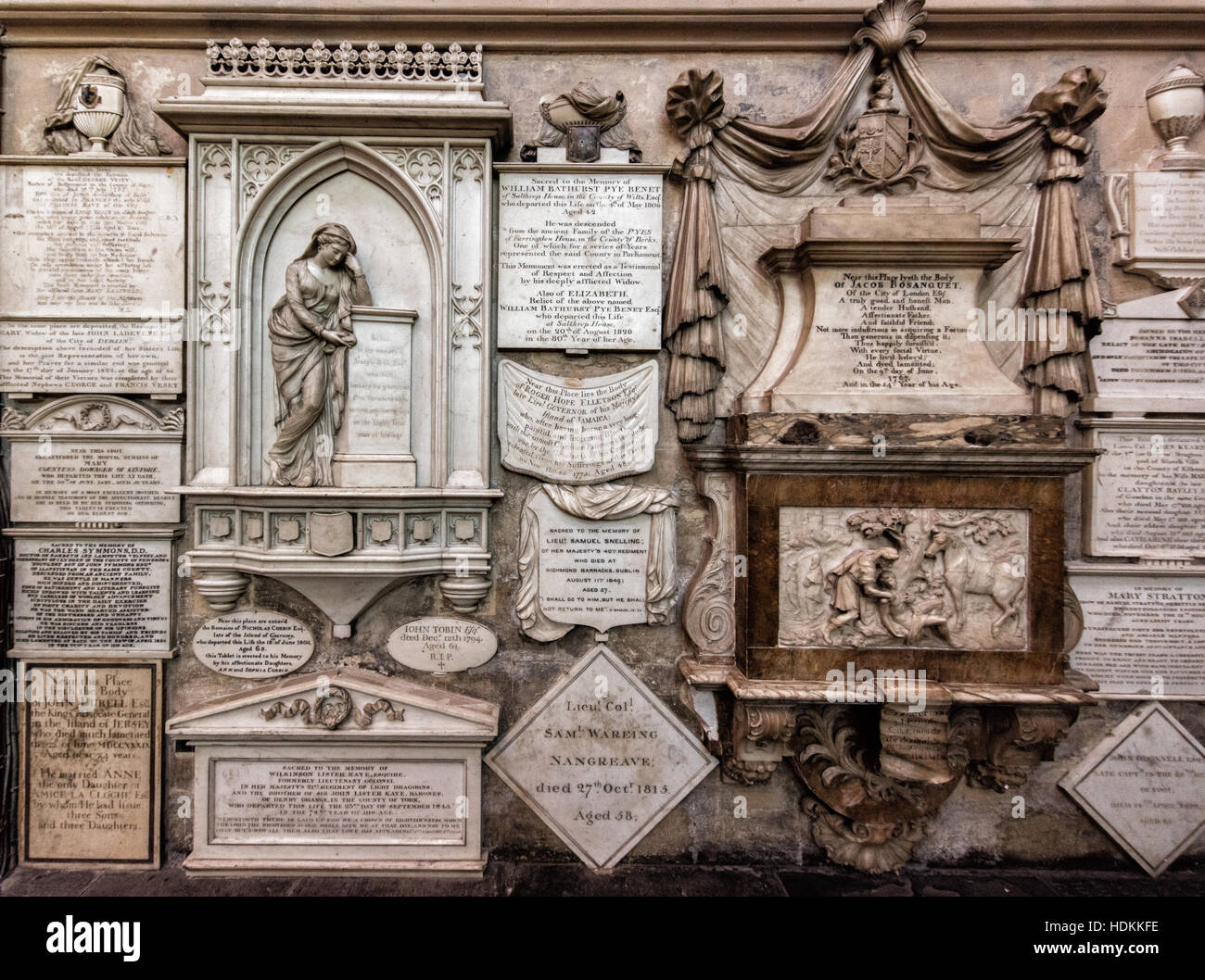 Die Wände der Abteikirche von Bath in Somerset sind gefüllt mit Tabletten Grabbeigaben Skulptur und Schreine für die Verstorbenen des achtzehnten Jahrhunderts Stockfoto