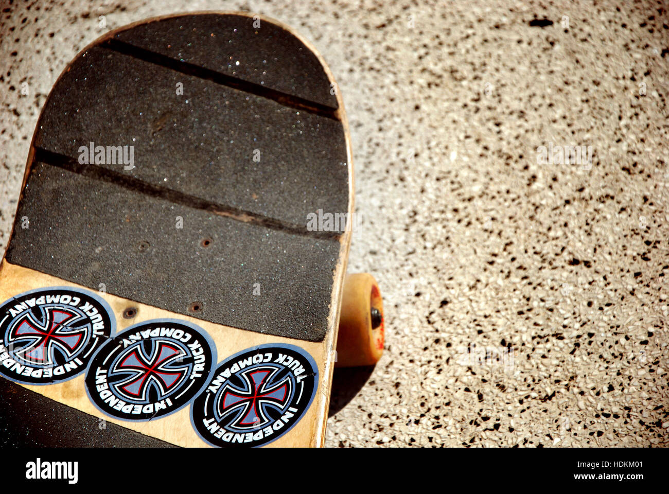 Skateboard auf dem Boden Stockfoto