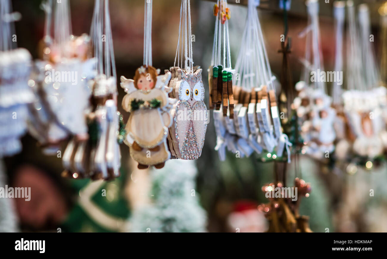 Traditioneller Weihnachtsmarkt mit handgemachte Souvenirs, Straßburg, Elsass, Frankreich Stockfoto