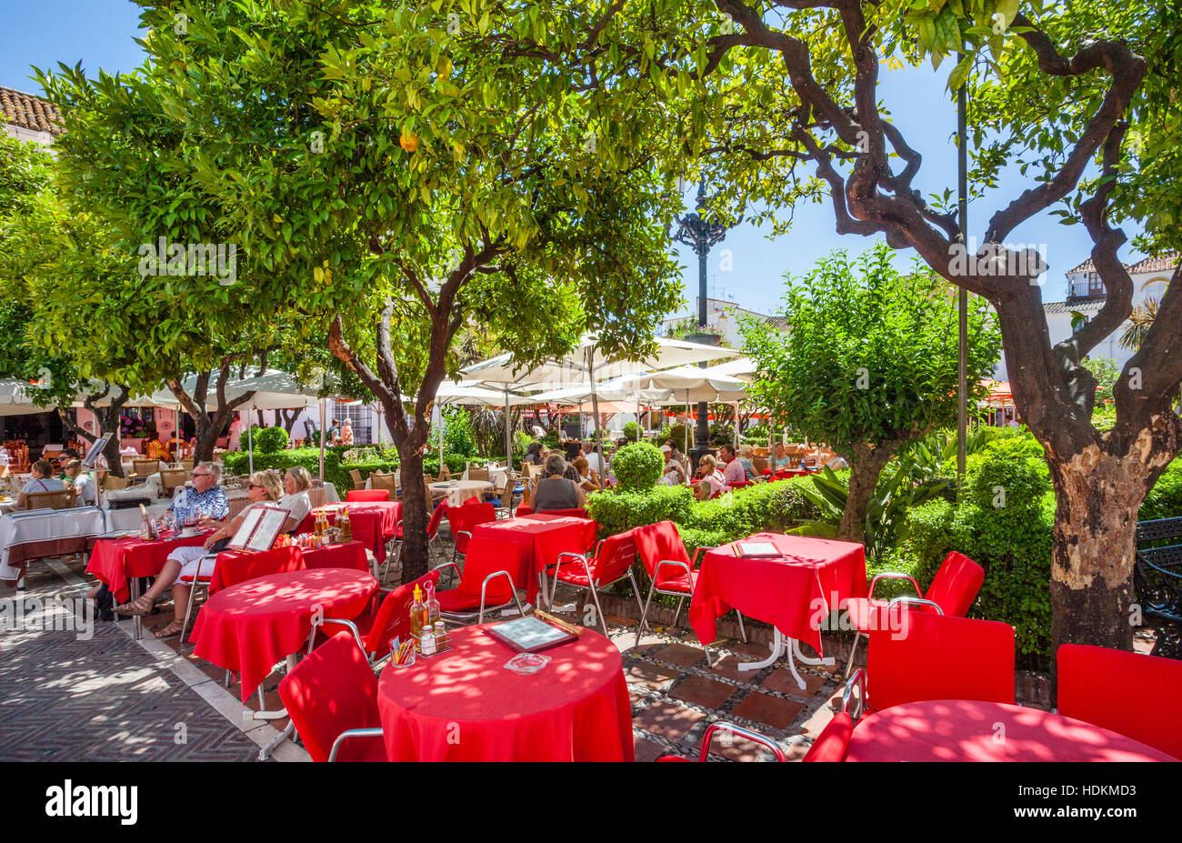 Spanien, Andalusien, Provinz Malaga, Costa Del Sol, Marbella, Casco Antiguo, Marbella Old Town, Al Fresco Restaurants an der Plaza de Los Naranjos Stockfoto