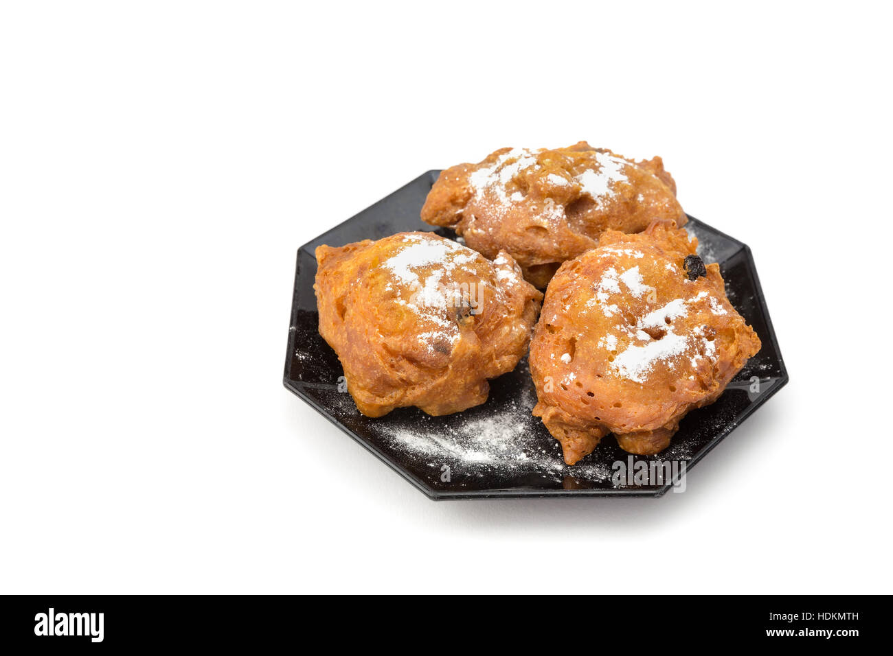 Haufen von gezuckerten frittierte Krapfen oder Oliebollen auf Skala isoliert auf weißem Hintergrund Stockfoto