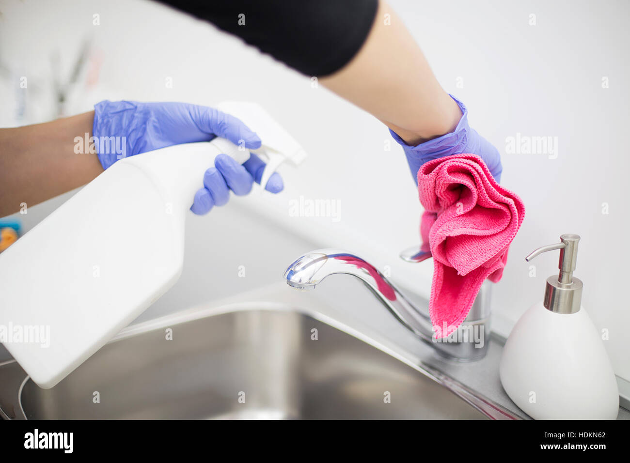 Putzfrau reinigt Reinigung Hahn in modernen Zahnarztpraxis Stockfoto