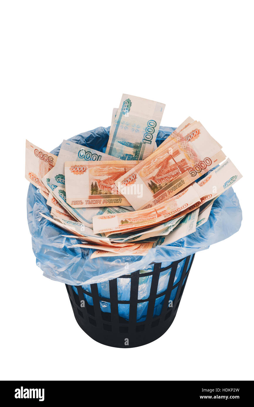 Russisches Geld in den Müll, isoliert auf weiss Stockfoto