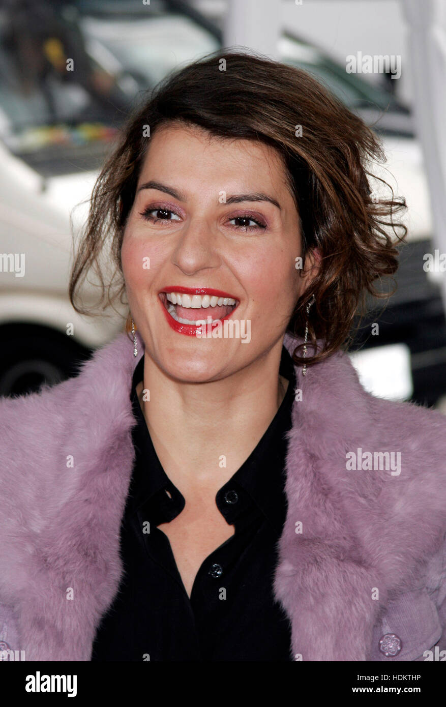 Schauspielerin Nia Vardalos kommt als Gast an der 7. November 2004 Los Angeles Premiere des neuen Animationsfilm "Polar Express". Der Film mit Tom Hanks, basiert auf dem Kinderbuch mit dem gleichen Namen und unter der Regie von Robert Zemeckis, öffnet sich in den USA November 10. Foto von Francis Specker Stockfoto