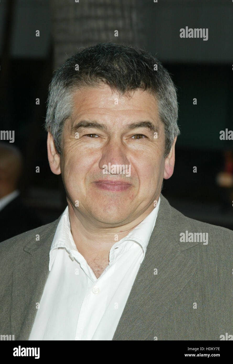 Regisseur Richard Loncraine kommt bei der Filmpremiere für "Wimbledon" in Beverly Hills, Kalifornien auf Montag, 13. September 2004. Bildnachweis: Francis Specker Stockfoto