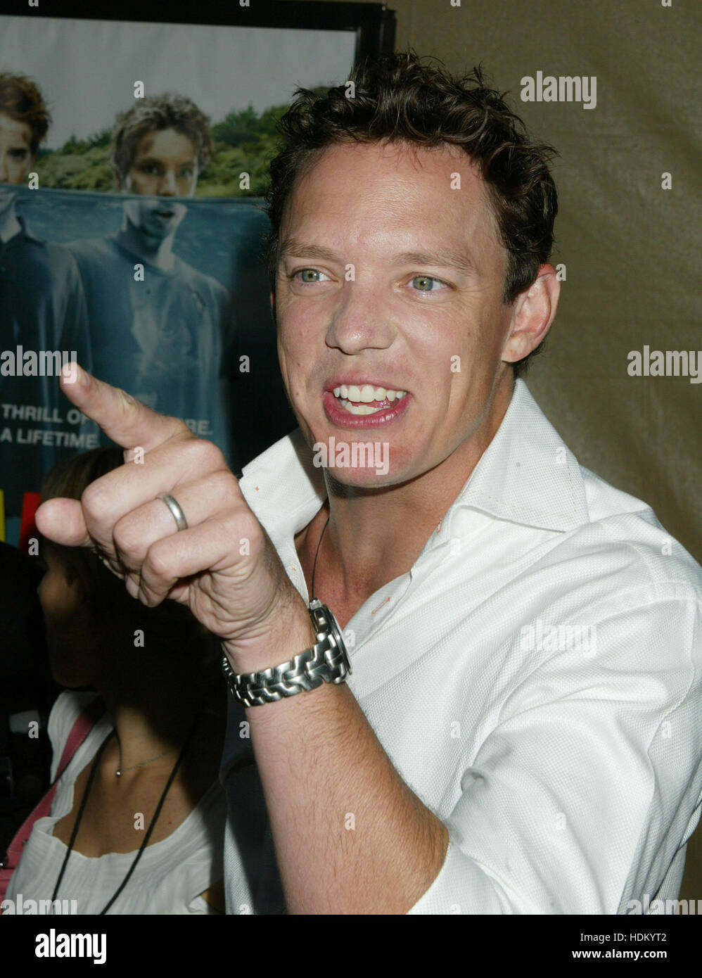 Darsteller Matthew Lillard verweist auf Fotografen während der Premiere des Films 'Without A Paddle' in Los Angeles am 16. August 2004. Foto von Francis Specker Stockfoto