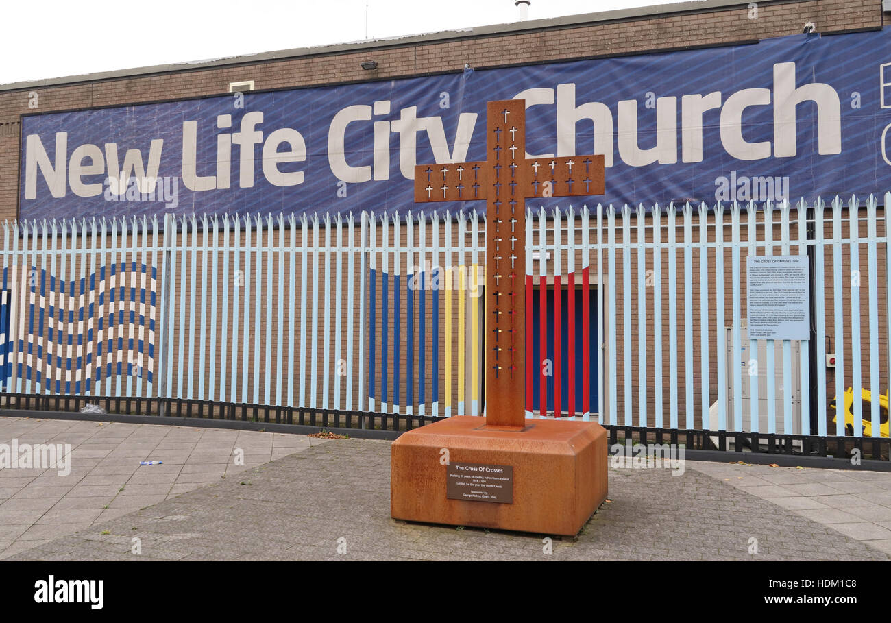 Belfast fällt Rd neue Leben Stadtkirche und Eisernes Kreuz Stockfoto