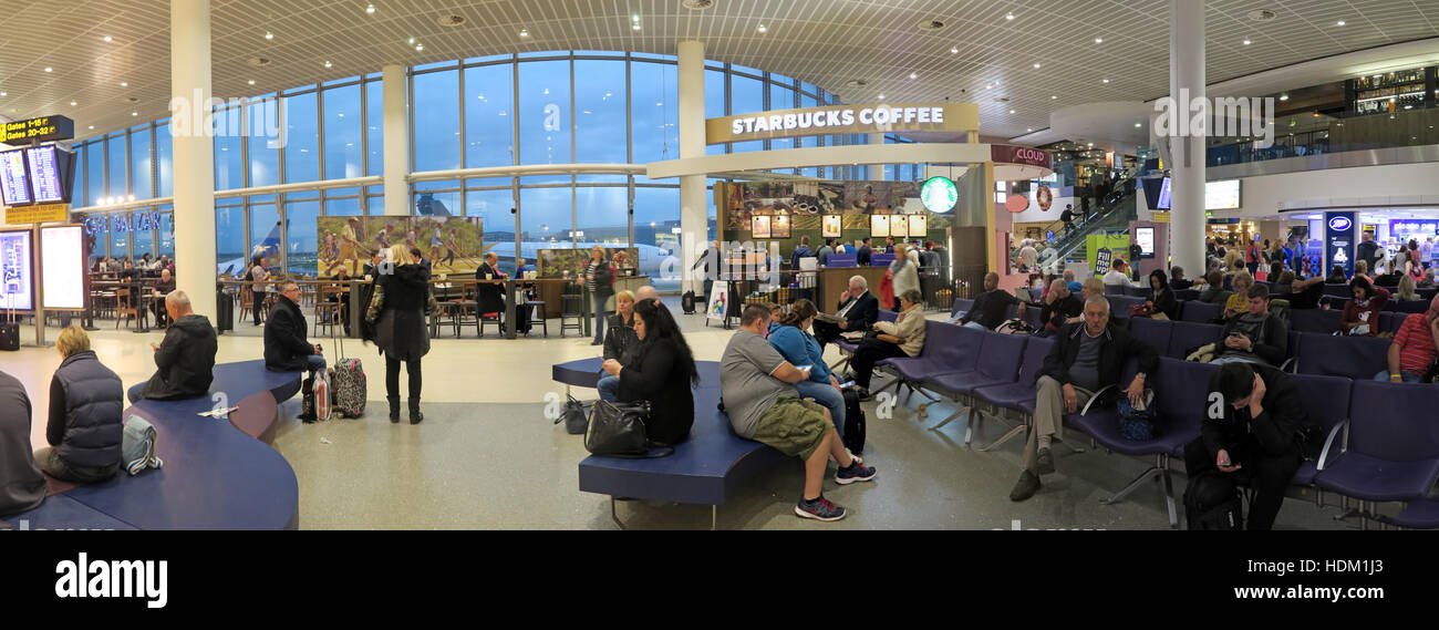 Manchester Airport Terminal One Warten- und Verkaufsbereich, England, Großbritannien. Panorama – Verkehrsknotenpunkt Northern Powerhouse, Nordwestregion Stockfoto