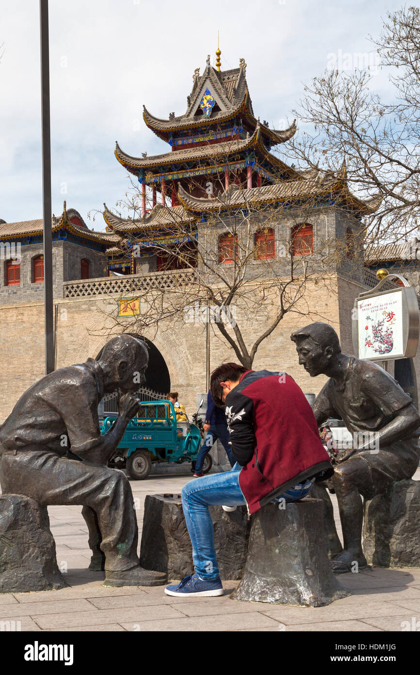 Bronze Staue in der Straße am Bell und Drum Tower, Yinchuan, Ningxia, China Stockfoto