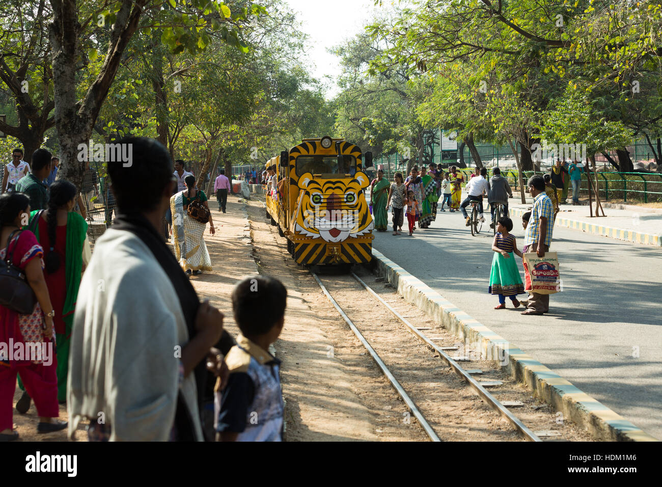 HYDERABAD, Indien - Dezember 11,2016 eine Spielzeugeisenbahn bahnt sich ihren Weg entlang der Gleise im Nehru Zoologica Park in Hyderabad. Stockfoto