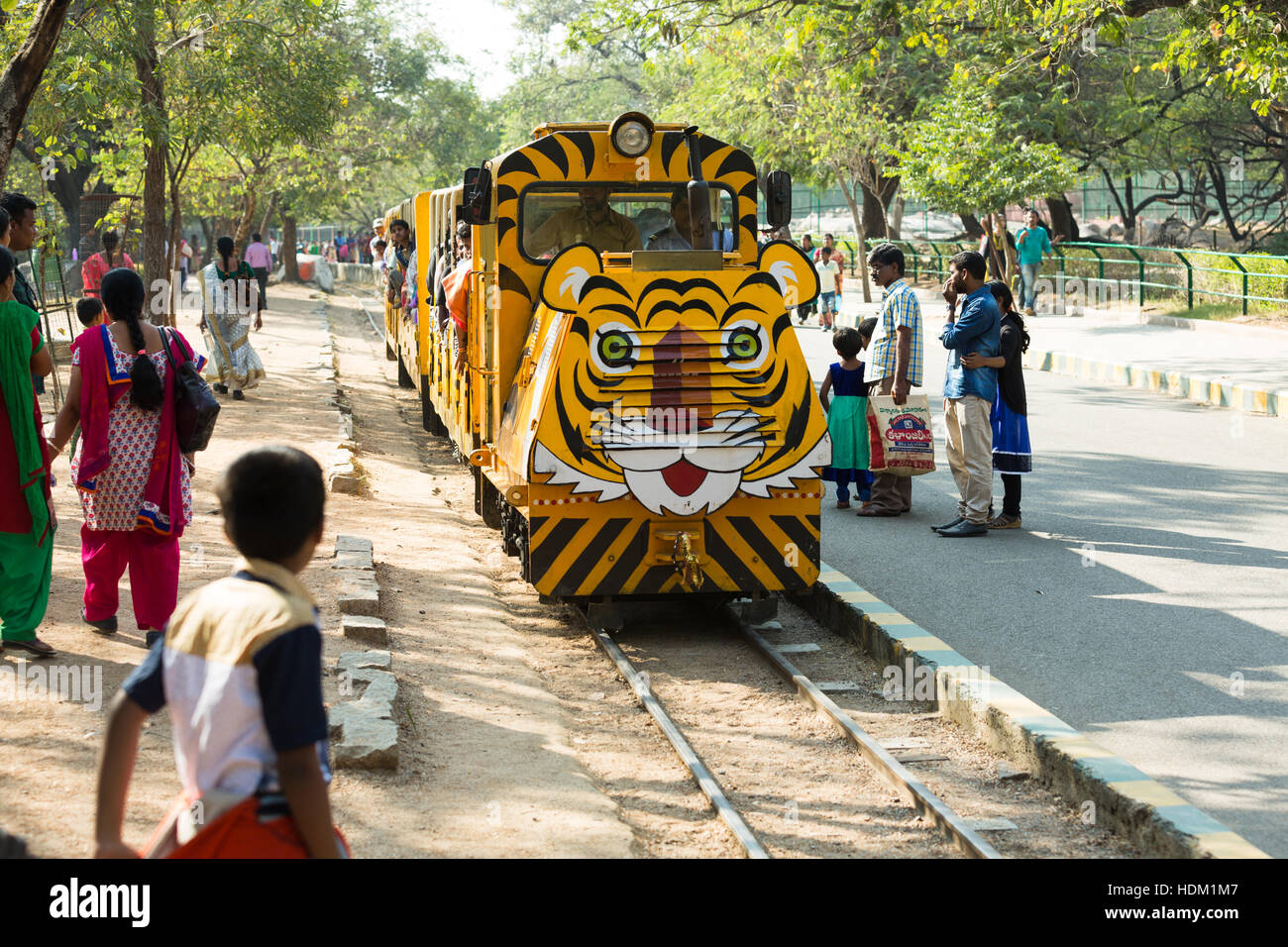 HYDERABAD, Indien - Dezember 11,2016 eine Spielzeugeisenbahn bahnt sich ihren Weg entlang der Gleise im Nehru Zoologica Park in Hyderabad. Stockfoto