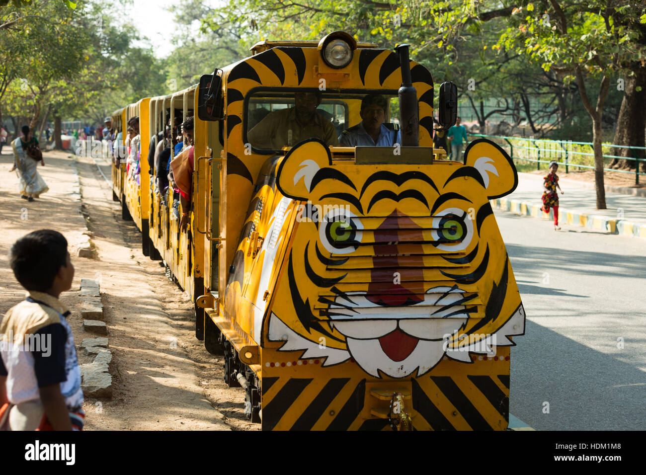 HYDERABAD, Indien - Dezember 11,2016 eine Spielzeugeisenbahn bahnt sich ihren Weg entlang der Gleise im Nehru Zoologica Park in Hyderabad. Stockfoto