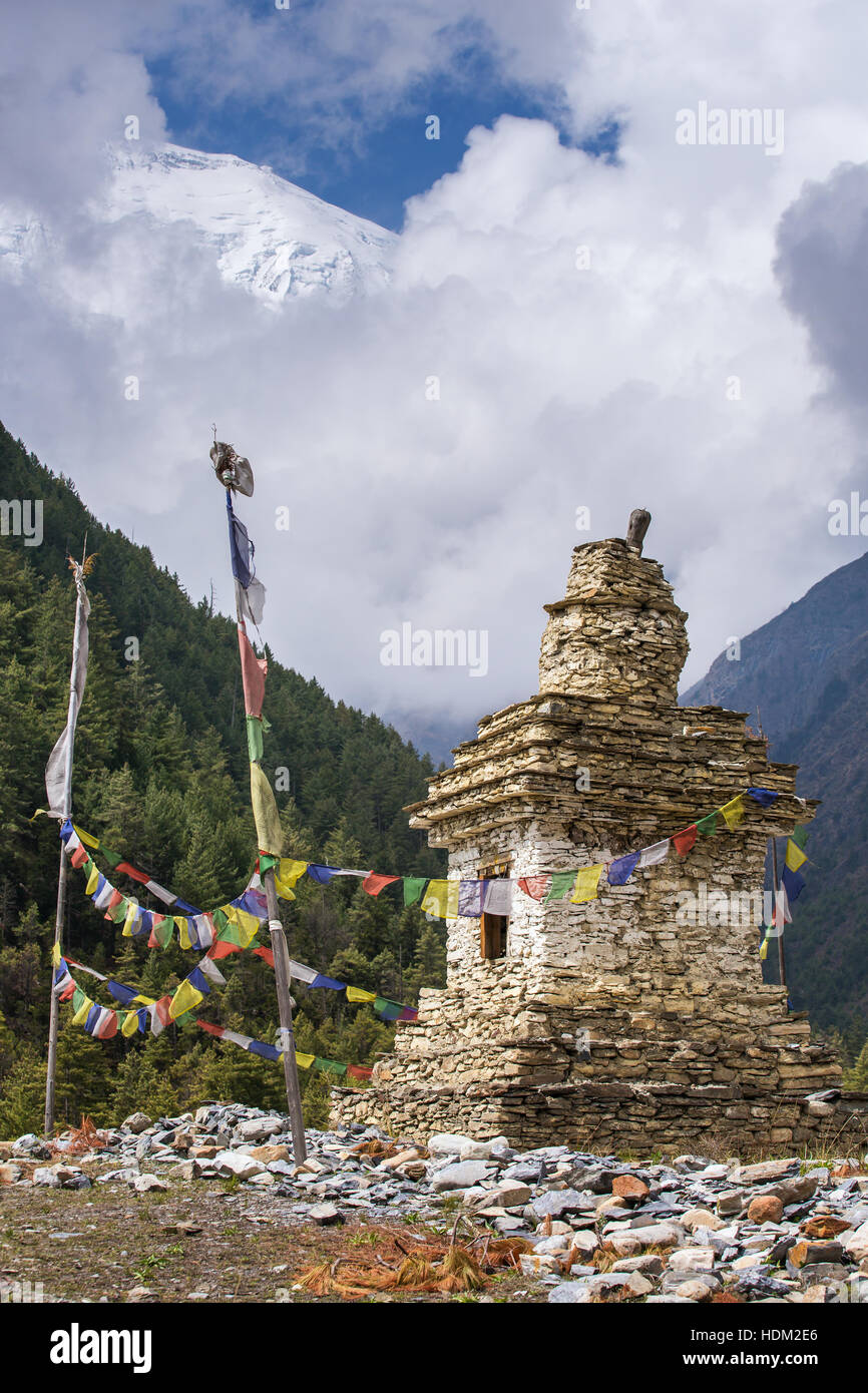 Traditionelle alte buddhistische Stupa auf Annapurna Circuit Trek in Nepal Himalaya-Gebirge. Stockfoto