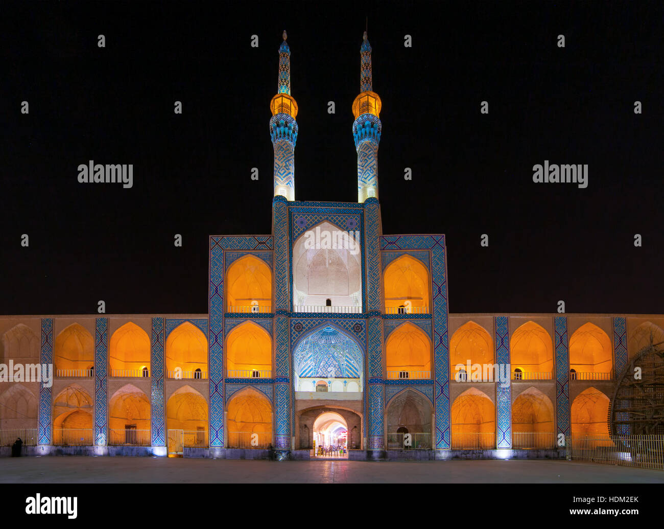 Fassade des beleuchteten Amir Chakhmaq-Moschee in der Nacht in Yazd, Iran. Stockfoto