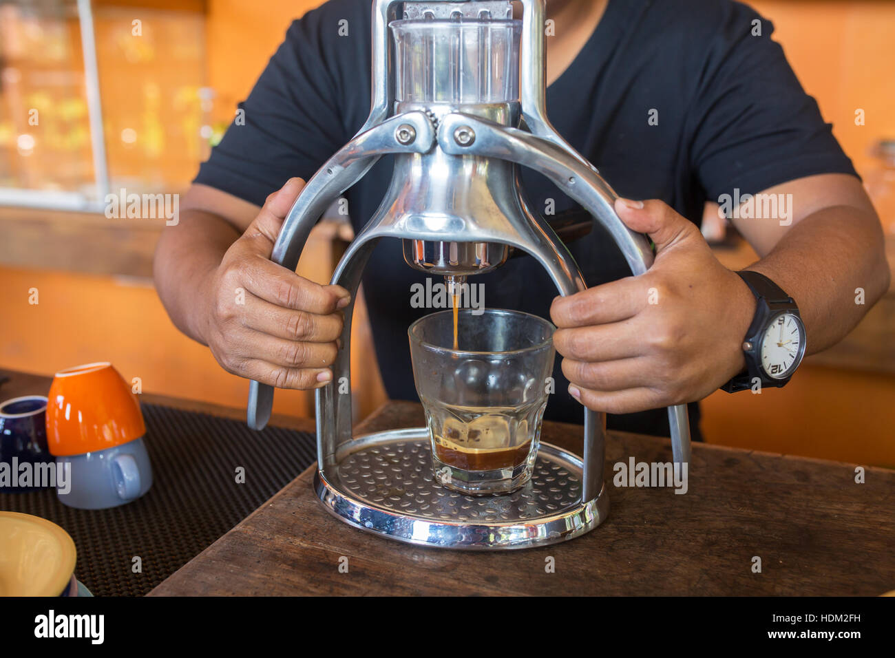 Barista macht Kaffee mit einer manuellen Espresso Maker Maschine Stockfoto