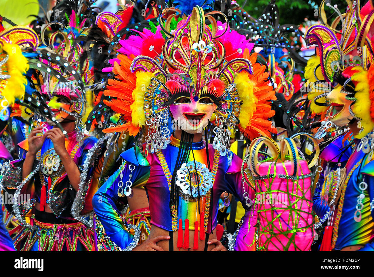 Straßenkünstler tanzen während des Masskara Festivals in Bacolod City, Philippinen Stockfoto