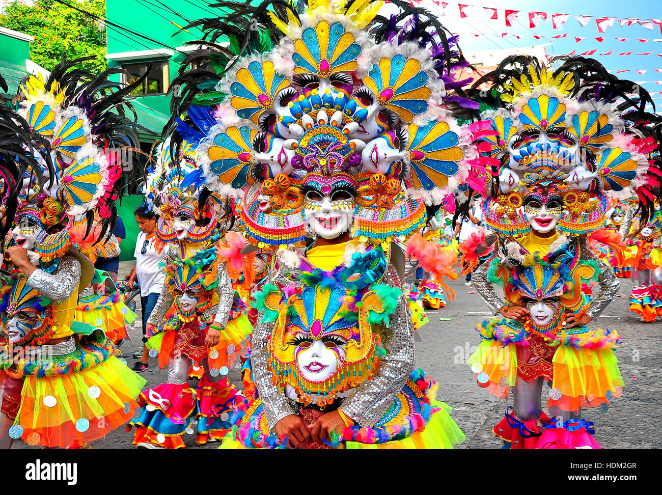 Straßenkünstler tanzen während des Masskara Festivals in Bacolod City, Philippinen Stockfoto