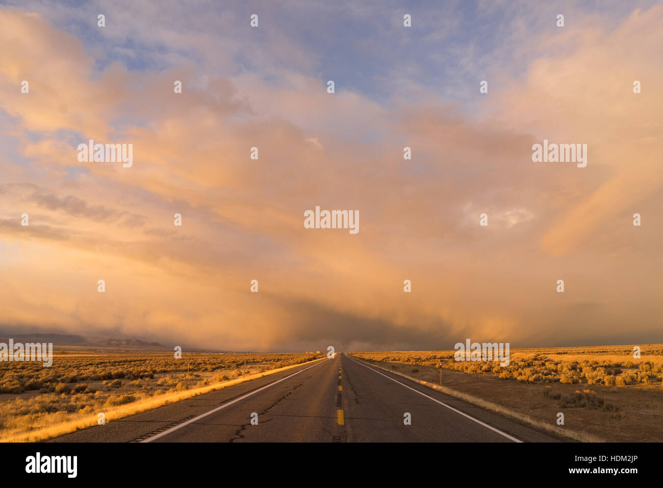 Orange Sunset Open Road zwei spurigen Autobahn Horizontal Stockfoto