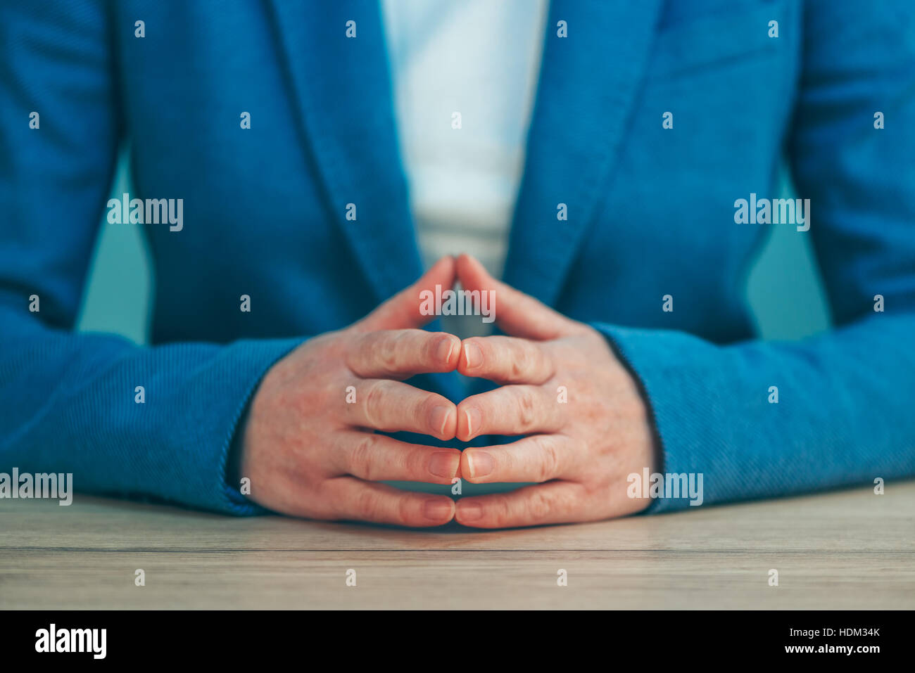 Geschäftsfrau Körpersprache für Vertrauen und Selbstwertgefühl, die Hände mit betürmt Fingern auf Schreibtisch Stockfoto