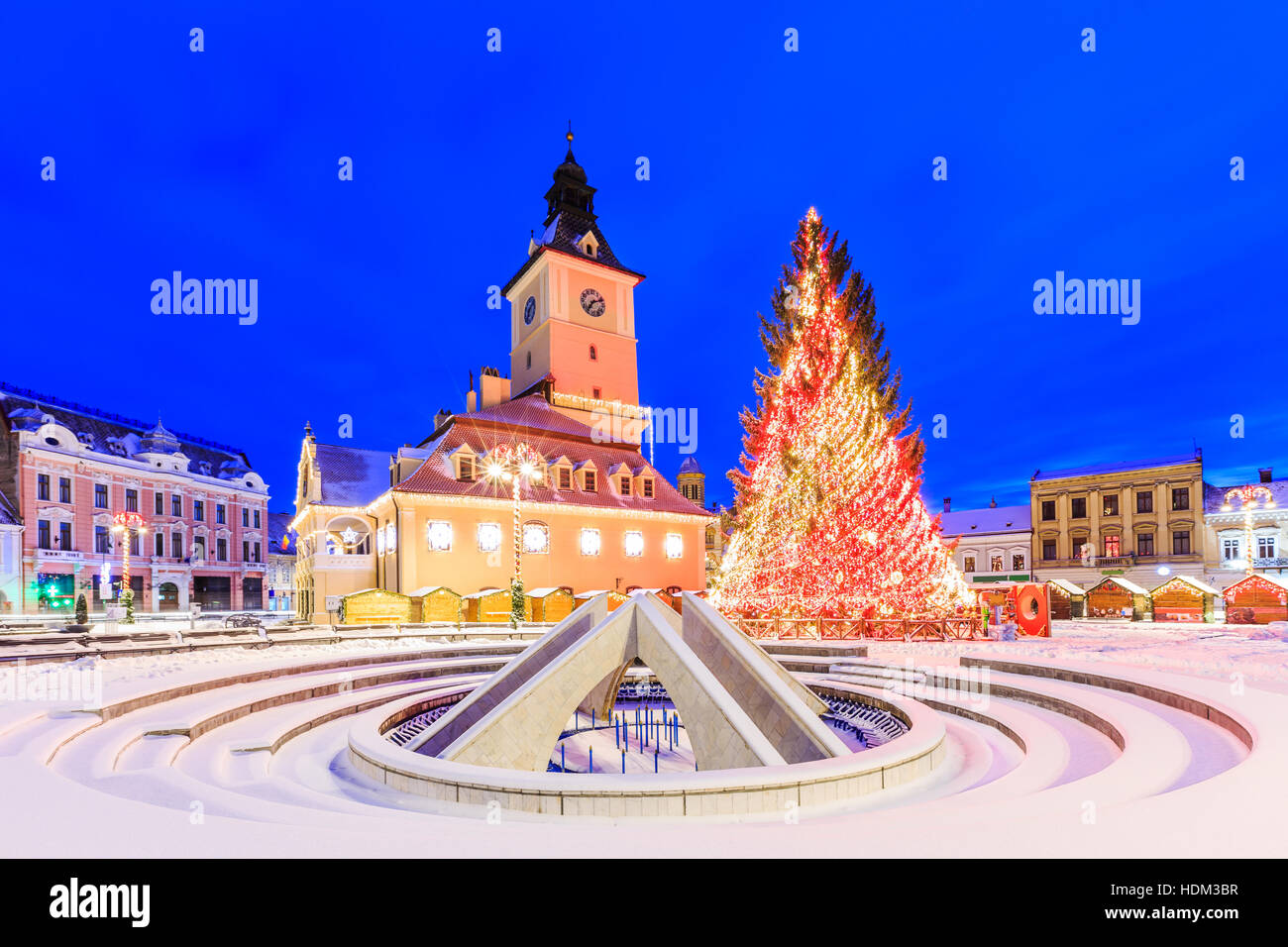 Brasov, Rumänien. Weihnachtsmarkt in der Dämmerung. Stockfoto