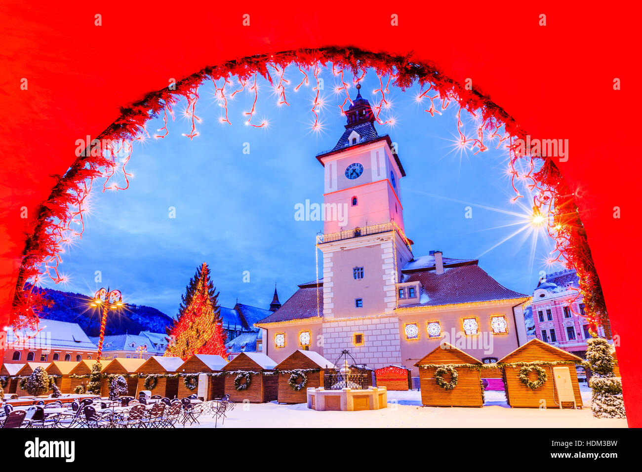 Brasov, Rumänien. Weihnachtsmarkt in der Dämmerung. Stockfoto