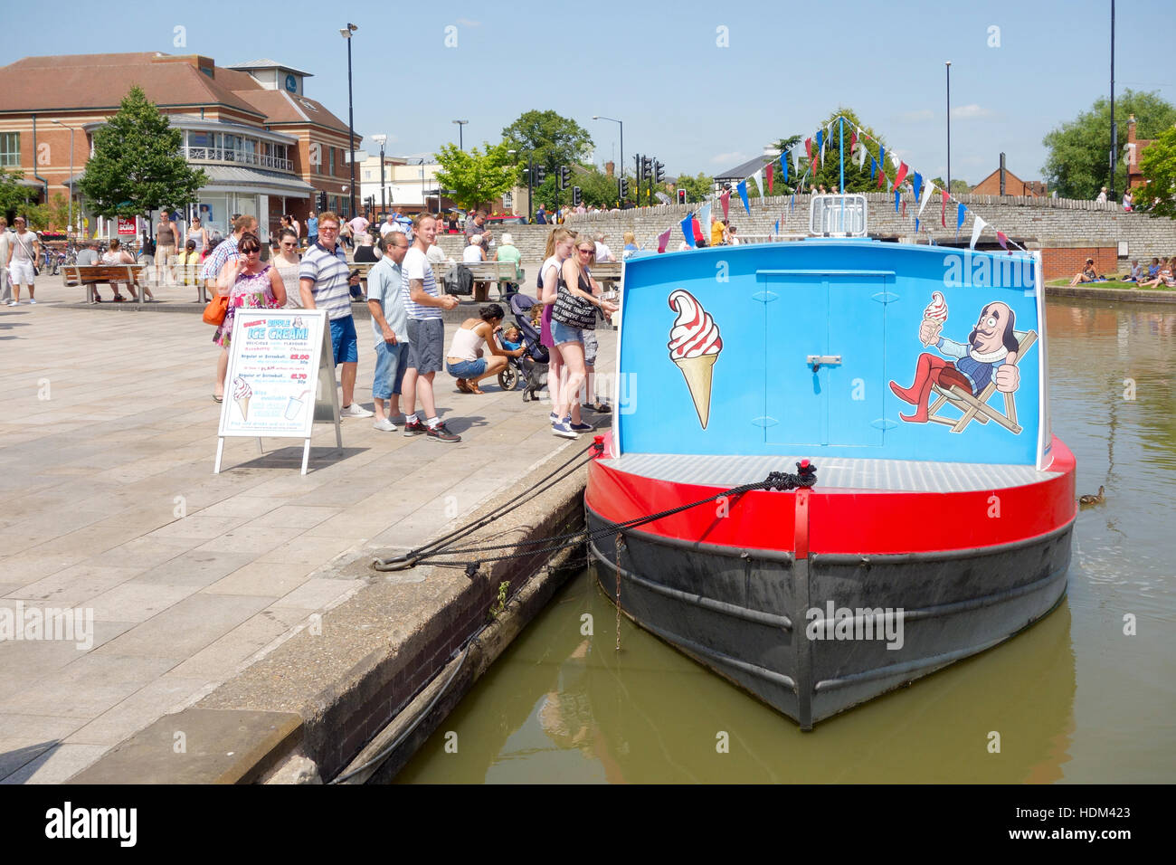 Menschen kaufen Eis aus einer schwimmenden Eisdiele am Fluss Avon, Stratford Warwickshire, England, UK Stockfoto