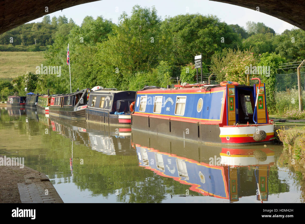 Vertäut schmale Boote bei Napton Bottom Lock 8, Oxford Canal, Warwickshire, England, UK Stockfoto
