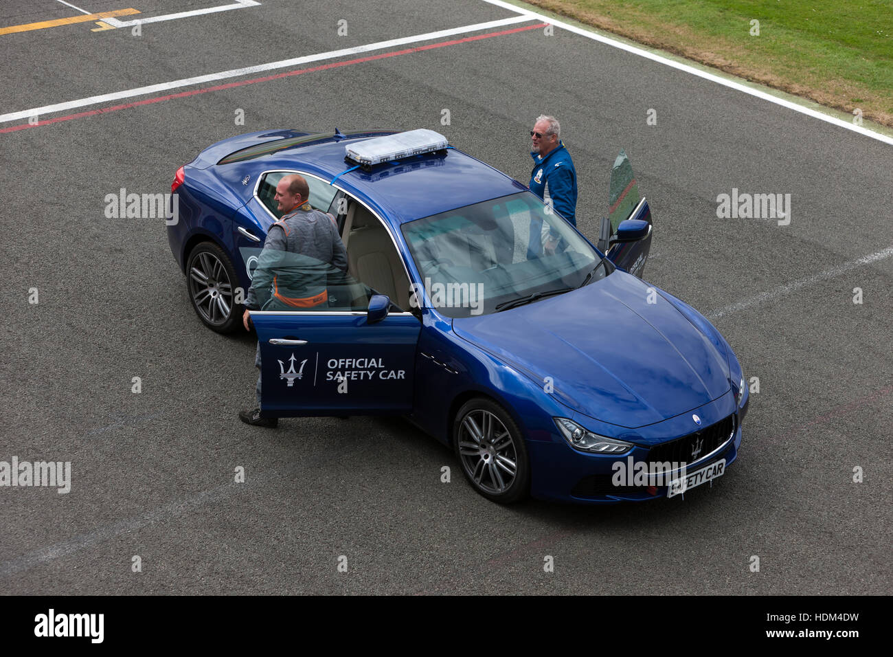 Ein Maserati-Safety-Car und seine Fahrer in der Startaufstellung in Silverstone vor dem Start des Rennens FIA Masters Historic Formula One Stockfoto