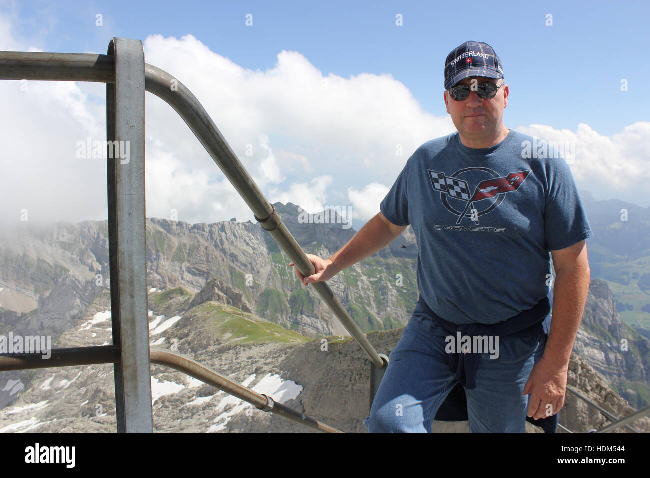 Ein amerikanischer Tourist tragen eine Corvette t-shirt klettert die letzten Treppen an der Aussichtsplattform auf dem Gipfel des Säntis in den Schweizer Alpen. Stockfoto