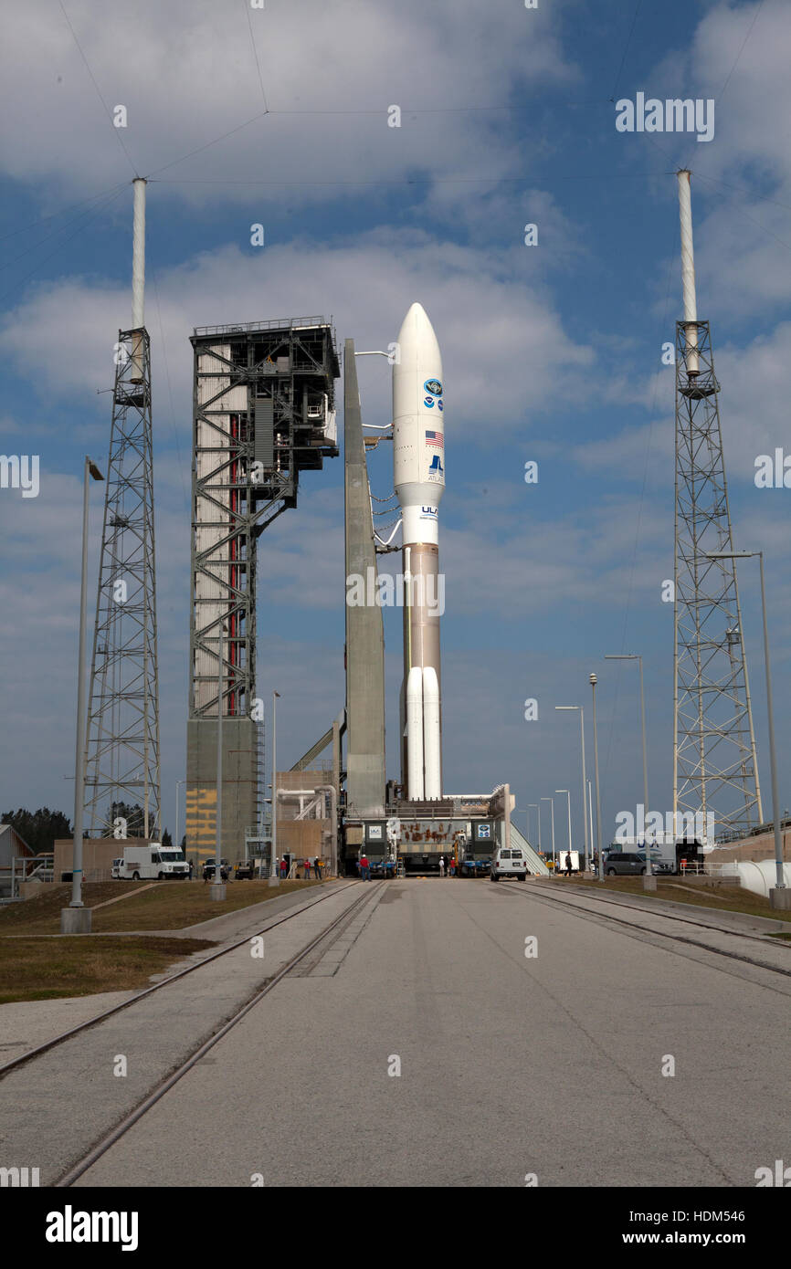 Die United Launch Alliance Atlas V-Rakete mit der NASA geostationären operative Umweltsatellit (GOES-R) an Bord kommt bei der Cape Canaveral Air Force Station Raum starten komplexe 41 18. November 2016 in Cape Canaveral, Florida. Stockfoto